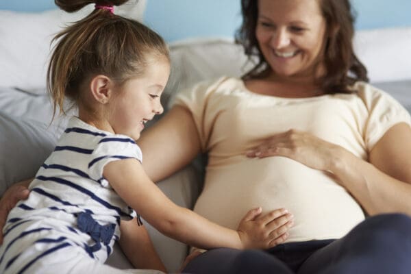 séjour maternité comment préparer l'aîné à l'absence de maman